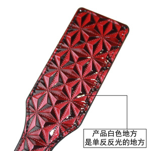 Pala de cuero con patrón de diamante rojo y negro para juegos de golpeteo para adultos - Product Image 4