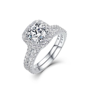 Anillo <span class=keywords><strong>de</strong></span> Compromiso 2 en 1 <span class=keywords><strong>de</strong></span> <span class=keywords><strong>Plata</strong></span> <span class=keywords><strong>de</strong></span> Ley S925 con Moissanita Redonda <span class=keywords><strong>de</strong></span> Color D VVS1 y Halo <span class=keywords><strong>de</strong></span> Tallo Dividido - Product Image 2