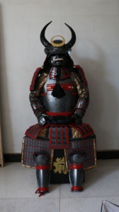 Armatura da Samurai Sintetica a Grandezza Naturale, Costume da Guerriero Nero con Kabuto per Cosplay o Oggetti di Scena Cinematografici (Unisex) - Product Image 2