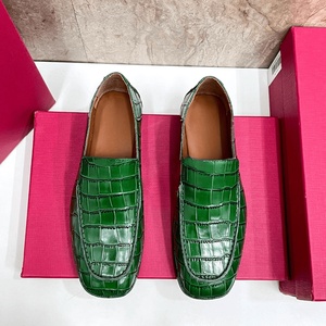 Mocassini di Alta Qualità con Motivo Coccodrillo in Rilievo, Stile Retrò di Lusso Leggero, Adatti per Tutte le Stagioni, Traspiranti, Ferragamo - Product Image 1