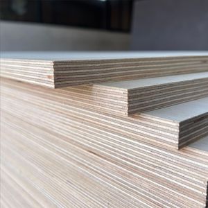 Nouvelle production de <span class=keywords><strong>contreplaqué</strong></span> stratifié mélaminé 18 mm, <span class=keywords><strong>bois</strong></span> massif multicouche, panneau de classe E0 pour armoires et meubles - Product Image 1