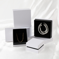 Boîte en papier blanc prêt à expédier taille de stock 9x9x4cm avec insert en velours noir pour emballage de montres bijoux