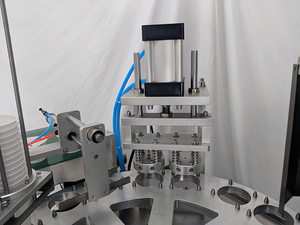 Machine de remplissage et de scellage rotative entièrement automatique pour <span class=keywords><strong>lait</strong></span>, sauce, yaourt et gelée de qualité alimentaire - Product Image 2