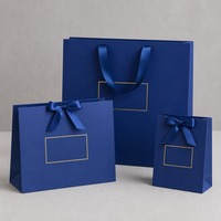 Ensemble de sacs de shopping de luxe bleu cobalt personnalisés avec nœuds en ruban de satin et impression dorée, vente en gros directe usine pour les magasins de détail et les cadeaux