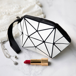 Bolsa de Cosméticos Plegable Portátil de PU Estilo Coreano, con Asa Suave, Cierre de Cremallera, Diseño Geométrico Tridimensional - Product Image 1