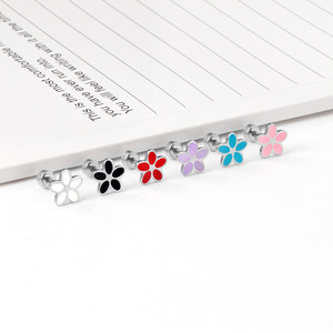 ต่างหูแฟชั่นแบบติดหู 18k ทองสแตนเลสสตีล ป้องกันการหลุด แบบเกลียว ลายดอกไม้ ผีเสื้อ ผลไม้ สัตว์ ราศี ของขวัญสำหรับผู้หญิง - Product Image 4