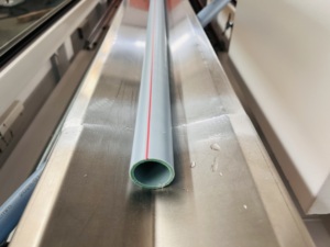 Machine de fabrication de tuyaux PPR en fibre de verre 16-63 mm, ligne de production de tuyaux HDPE PPR PP, usine d'extrusion, ligne de production de tuyaux d'eau PPR en fibre - Product Image 1