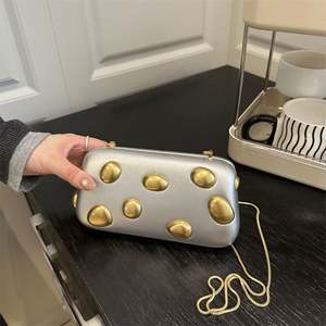 Bolso de hombro cruzado de PU para mujer, estilo europeo y americano, con forma de clavo, para cena, portátil, abierto, para comercio exterior - Product Image 3