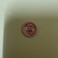 En gros, emblèmes métalliques ronds creux monogrammés, étiquettes de vêtements personnalisées avec logo circulaire, garnitures de vêtements DIY
