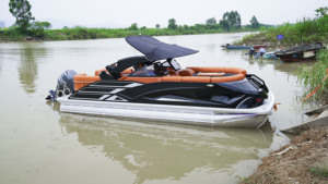 Bateau ponton multifonctionnel de 22 pieds avec console centrale, sondeur et bac à poissons vivants pour la pêche en haute mer, le divertissement et les loisirs - Product Image 2