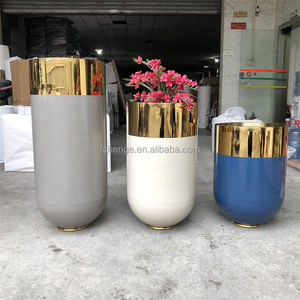 Macetas Decorativas <span class=keywords><strong>de</strong></span> Lujo <span class=keywords><strong>para</strong></span> el Hogar, Estilo Nórdico, Macetas <span class=keywords><strong>de</strong></span> Esquina Doradas, Floreros <span class=keywords><strong>de</strong></span> Pie Grandes <span class=keywords><strong>para</strong></span> Interiores en Dorado y Negro - Product Image 2