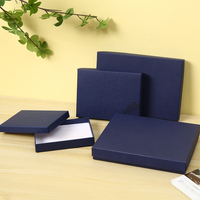 Boîte cadeau rigide en carton écologique bleu foncé à ouverture par le haut, simple, pour le rangement de bijoux professionnels, couleur unie personnalisée