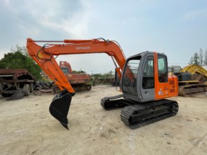 Excavatrice sur chenilles Hitachi ZX70 d'occasion, d'origine japonaise, 7 tonnes, petite pelle ZX70 avec moteur Isuzu pour la construction - Product Image 5