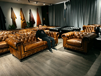 Canapé Chesterfield 3 places en cuir pleine fleur ciré vintage, capitonné, style rétro, pour salon