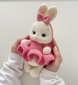 Coniglietto all'Uncinetto con Vestito Carino e Bellissimo Colore Personalizzabile Giocattolo Coniglio Fatto a Mano all'Uncinetto per Bambini - Product Image 3