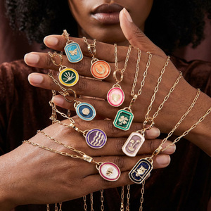 Nouveau collier à breloques colorées en vente chaude pour femmes, bijoux de mode, papillon, fleur, cœur, carré, pendentif de fleur, collier ras du cou - Product Image 1