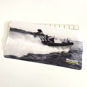 מטלית ניקוי רב תכליתית נגד החלקה עם נקודות סיליקון בעיצובים מותאמים אישית מ-RPET - Product Image 4