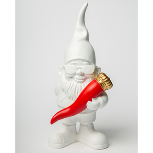 Ornement de jardin Nano blanc 29 cm avec poivron rouge et capuchon doré - Product Image 1