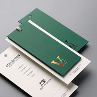 Étiquettes suspendues personnalisées de luxe pour vêtements, en papier spécial vert, gaufrées, avec marquage à chaud, recyclables, personnalisables