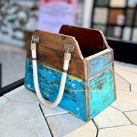 Grand pot à fleurs écologique en bois de bateau ancien avec accents en rotin naturel pour une décoration unique du jardin et de la maison