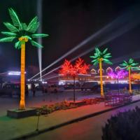Rosa LED-Kokospalmen leuchte im Freien mit PVC-Palmblättern für die Weihnachts landschafts beleuchtung im Garden Resort Plaza Park