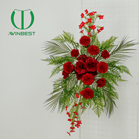 Susunan Bunga Mawar Merah Elegan dengan Daun Hijau Buatan Pabrik, untuk Dekorasi Dinding Latar Belakang Pesta Pernikahan
