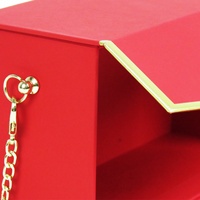 Rote Goldfolie Kosmetik- und Schmuckverpackung mit Kettengriff, Karton-Geschenkbox in Handtaschenform mit Schlitzen für Uhren, recycelbar