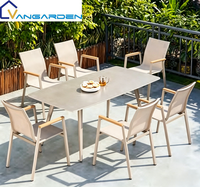 Ensemble table et chaises en pierre frittée moderne et durable, résistant aux UV, empilable, imperméable et résistant aux intempéries pour villas, hôtels et jardins