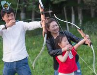 Jeu de tir à l'arc gonflable pour enfants avec 10 flèches en mousse durables, arc recurve, tiges en carbone et plumes en plastique