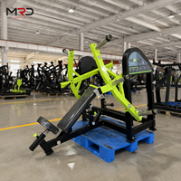 Máquina de Press de Pecho Inclinado con Carga de Discos de Acero y Características de Seguridad para Entrenamiento de Fuerza de Pectorales y Hombros en Gimnasios y Clubes de Fitness