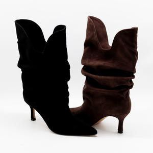 Bottines mi-mollet en faux daim avec bord supérieur en V, bout pointu et talon chaton - Chaussures élégantes pour robe de soirée pour femmes - Product Image 2