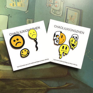 卸売ストックパーソナリティかわいいスマイリークライ式スカルバッジブローチスマイルフェイスファニーソフトブローチバッジエナメルピン - Product Image 4