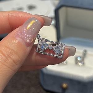 Pendentif en argent pur S925 en forme de sablier avec un style antique, vintage, mode, luxe léger, style rétro simple, incrusté de zircon - Product Image 1