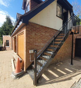 Escalera Exterior <span class=keywords><strong>de</strong></span> Acero Galvanizado Industrial con Diseño Duradero y Ecológico <span class=keywords><strong>para</strong></span> Uso en Almacenes - Product Image 1