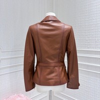 Kurze, taillierte braune Schafsleder-Damenjacke im französischen Vintage-Stil mit einzigartigen Taschen für den urbanen Alltag