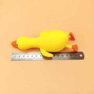Patito Amarillo de Peluche, Juguete Antiestrés de TPR, Patito de Peluche para Apretar, Juguete de Peluche de Dibujos Animados - Product Image 4