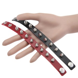 Pulsera <span class=keywords><strong>de</strong></span> Cuero <span class=keywords><strong>con</strong></span> Tachuelas <span class=keywords><strong>de</strong></span> Estilo Punk Europeo y Americano para Parejas, Pulsera Gótica <span class=keywords><strong>de</strong></span> Acero Inoxidable <span class=keywords><strong>con</strong></span> Cierre <span class=keywords><strong>de</strong></span> Hebilla - Product Image 4