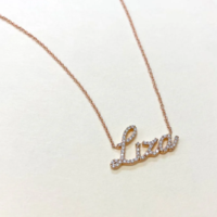 Collier minimaliste en or jaune massif 18 carats entièrement personnalisé avec un nom en écriture cursive