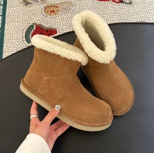 Botas de nieve con flecos de piel de oveja y bordado MIU para mujer - botas cortas de invierno con suela plana y forro de algodón. - Product Image 6