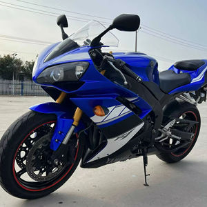 Ya está disponible la <span class=keywords><strong>Yamaha</strong></span> YZF-R1. Está equipada con un motor de 1000cc, cuatro cilindros, refrigerado por agua, con inyección electrónica de combustible (EFI). 2008 - Product Image 1