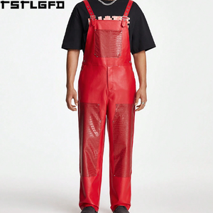 Peto de cuero sintético rojo para hombre con bolsillos de solapa, tirantes ajustables, paneles texturizados, pierna recta, estilo urbano, venta al por mayor personalizada - Product Image 1