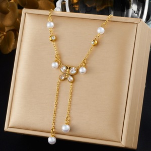 תליון בצורת קשת משובץ יהלומים עם פנינה מלאכותית, שרשרת גדילים משובצת זירקון, שרשרת נירוסטה - Product Image 2