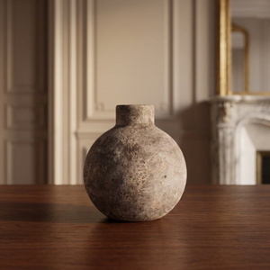 Este florero minimalista de terracota esmaltada, hecho con arcilla vintage, es perfecto para arreglos florales y decoración del hogar atemporal. - Product Image 2