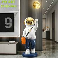 À vendre immédiatement : Sculpture au sol d'astronaute en résine avec lumière LED en forme de lune, statue d'astronaute grandeur nature, décoration pour hall d'entrée.