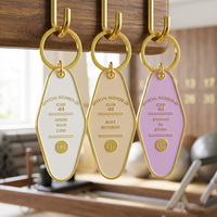 Porte-clés vintage en alliage de zinc avec logo émaillé doré, texte de club, motel, étiquette de motel, personnalisé pour cadeau souvenir promotionnel