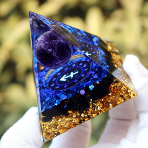 Pirámide de Cristal Sagitario, Artesanía de Resina, Decoración para el Hogar, Adorno de Escritorio con Grabado Interno, Regalo Coleccionable - Product Image 4