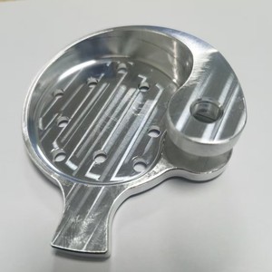 Pieza de unión de aluminio personalizada para brazo robótico articulado, mecanizada con precisión y con componente de rodamiento. - Product Image 1