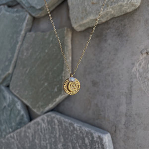 <span class=keywords><strong>Collana</strong></span> con luna di perle moneta martellata Full Karma Circle New Crescent Moon Phase medaglione ciondolo catena delicata in acciaio inossidabile - Product Image 6