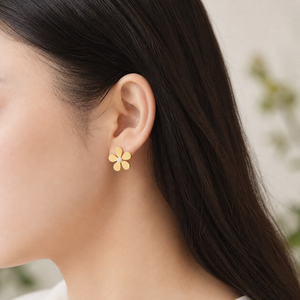 ต่างหูรูปดอกไม้ สแตนเลสเคลือบสีทอง 14K ชุบสูญญากาศ รูปดอกไม้ห้ากลีบ ขนาด 17 มม. - Product Image 5