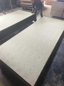 Đen <span class=keywords><strong>HDF</strong></span> 12mm 15mm 18mm tự nhiên màu đỏ sồi thông đen wanlnut Veneer MDF Bảng điều chỉnh tấm đồng bằng nguyên ván MDF cho tủ - Product Image 5